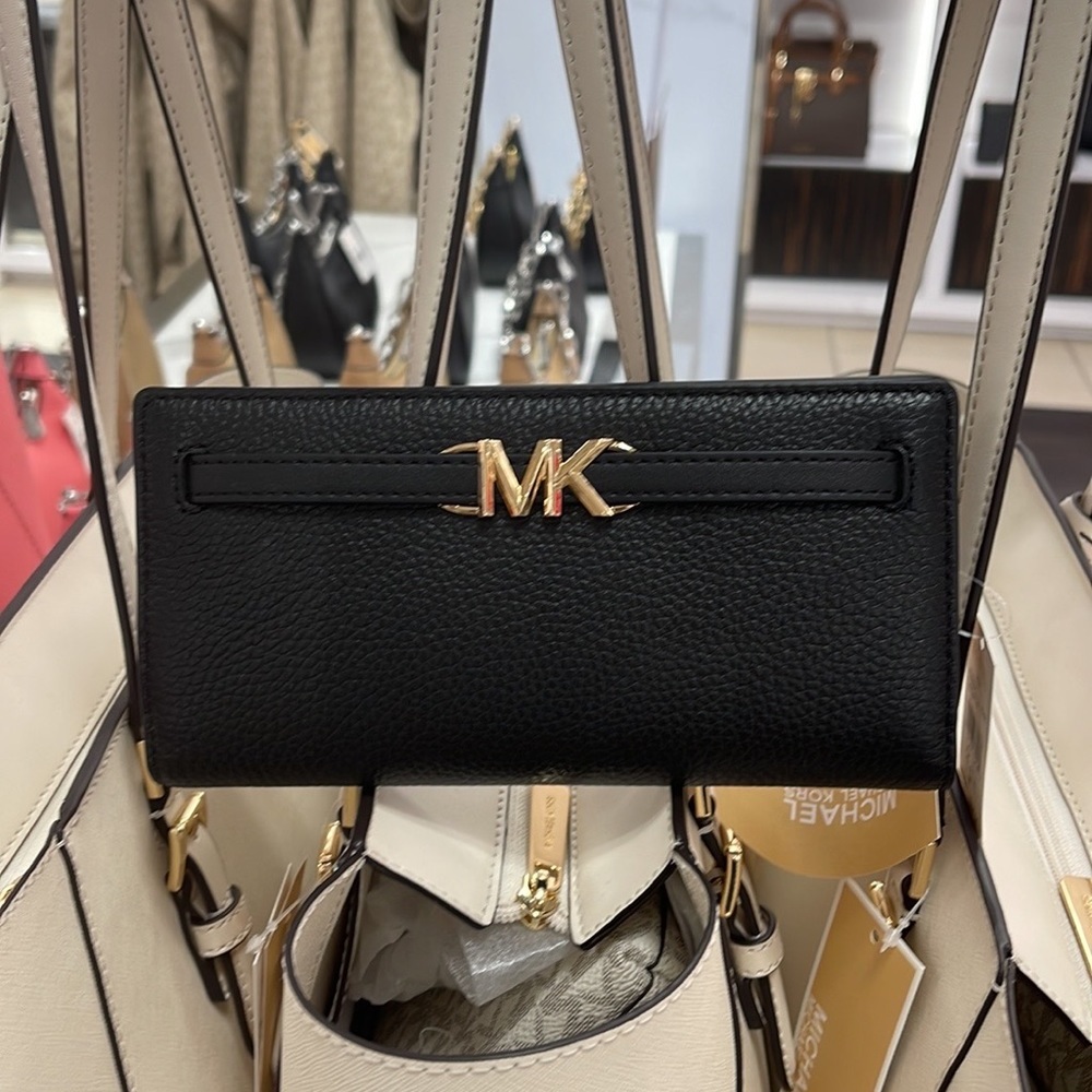 MICHAEL KORS
Reed Large Pebbled Leather Snap Wallet
Style# 35S3G6RE3L
Black 
NWT - Picture 8 of 16